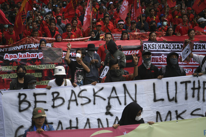 Pengunjuk rasa membawa poster saat mengikuti aksi di depan Istana Merdeka Jakarta. Aksi yang diikuti massa dari berbagai elemen masyarakat tersebut dalam rangka memperingati Hari Hak Asasi Manusia Sedunia. Antara Foto/Wahyu Putro A
