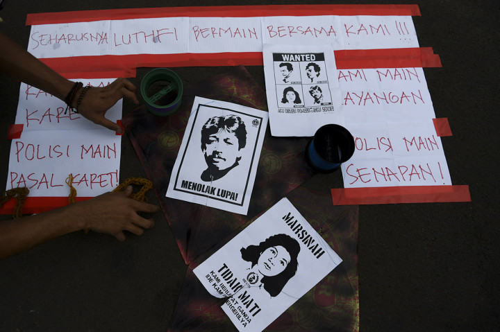 Pengunjuk rasa memasang poster dan tulisan pada aksi di depan Istana Merdeka Jakarta. Antara Foto/Wahyu Putro A