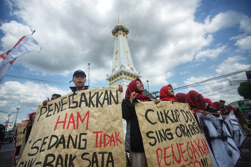Mahasiswa Pendidikan Kewarganegaraan dan Hukum, Fakultas Ilmu Sosial, Universitas Negeri Yogyakarta (UNY) melakukan aksi damai memperingati Hari HAM Internasional di Tugu Pal Putuh, Yogyakarta. Antara Foto/Andreas Fitri Andreas Fitri Atmoko