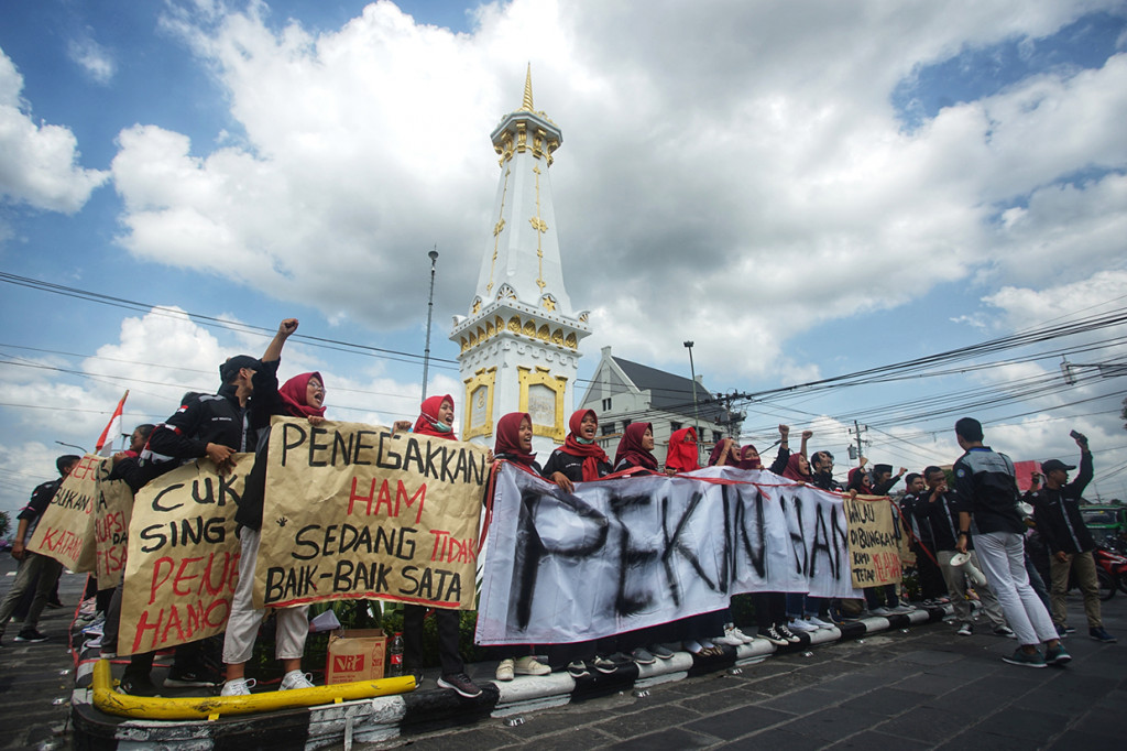 Dalam aksi itu mereka menuntut pemerintah untuk segera menuntaskan kasus-kasus pelanggaran HAM masa lalu serta mengadili penjahat HAM. Antara Foto/Andreas Fitri Andreas Fitri Atmoko