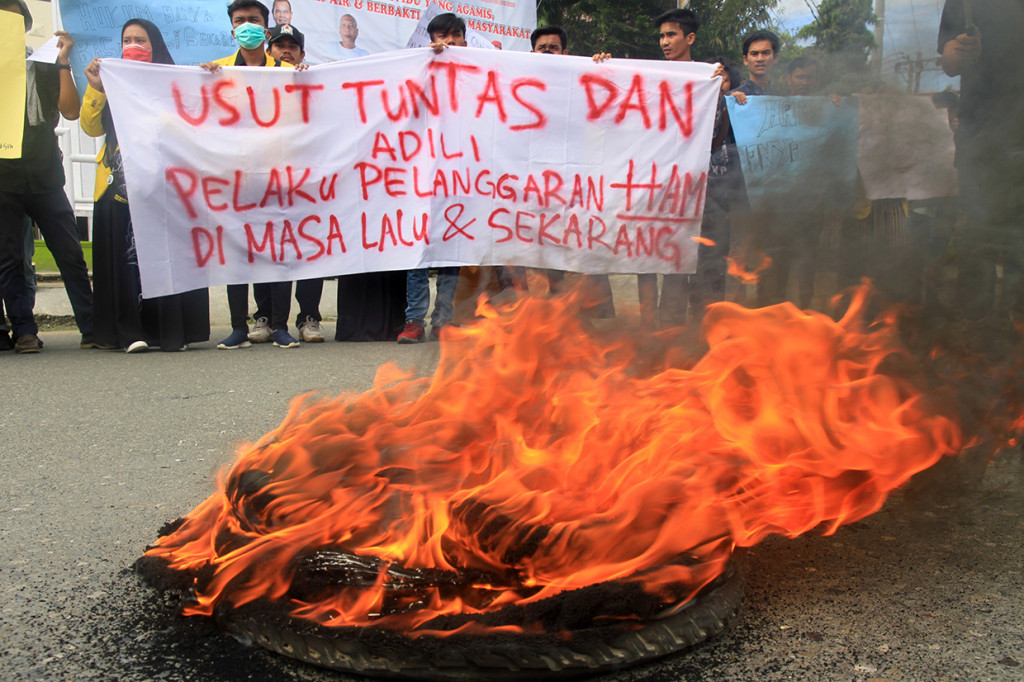 Sejumlah mahasiswa yang tergabung dalam Aliansi Peduli HAM (APAM) menggelar aksi unjuk rasa dalam peringatan hari Hak Asasi Manusia (HAM) Sedunia di Meulaboh, Aceh Barat, Aceh. Antara Foto/Syifa Yulinnas
