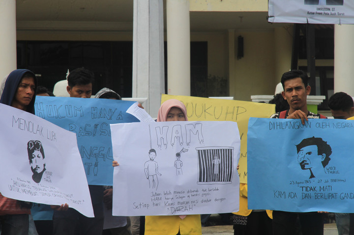 Dalam aksi tersebut mereka menuntut pemerintah segera menyelesaikan pelanggaran-pelanggaran HAM yang terjadi seperti Konflik Aceh, Konflik Papua, Trisakti, Gerakan 1998, Pembunuh aktivis HAM Munir, Salim Kancil, Marsinah, serta permasalahan pencemaran lingkungan oleh perusahaan PT Mifa Bersaudara dan PLTU Nagan Raya. Antara Foto/Syifa Yulinnas