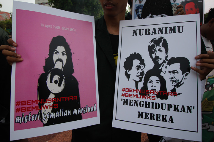 Sejumlah mahasiswa berunjuk rasa di depan Gedung Negara Grahadi, Surabaya, Jawa Timur. Pada hari Hak Asasi Manusia (HAM) Sedunia, sejumlah mahasiswa dari BEM Nusantara menyerukan sejumlah aspirasi dengan berorasi, pembentangan poster dan shalat ghaib untuk para korban pelanggaran HAM. Antara Foto/Didik Suhartono