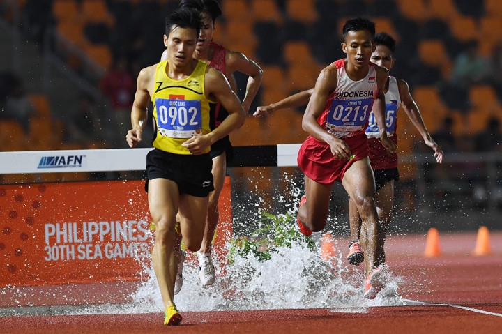 Pelari Indonesia Atjong Tio Purwanto (kedua kanan) melompati rintangan saat final Lomba Lari Halang Rintang 3.000 Meter Putra SEA Games ke-30 di Stadion Atletik New Clark, Filipina. 