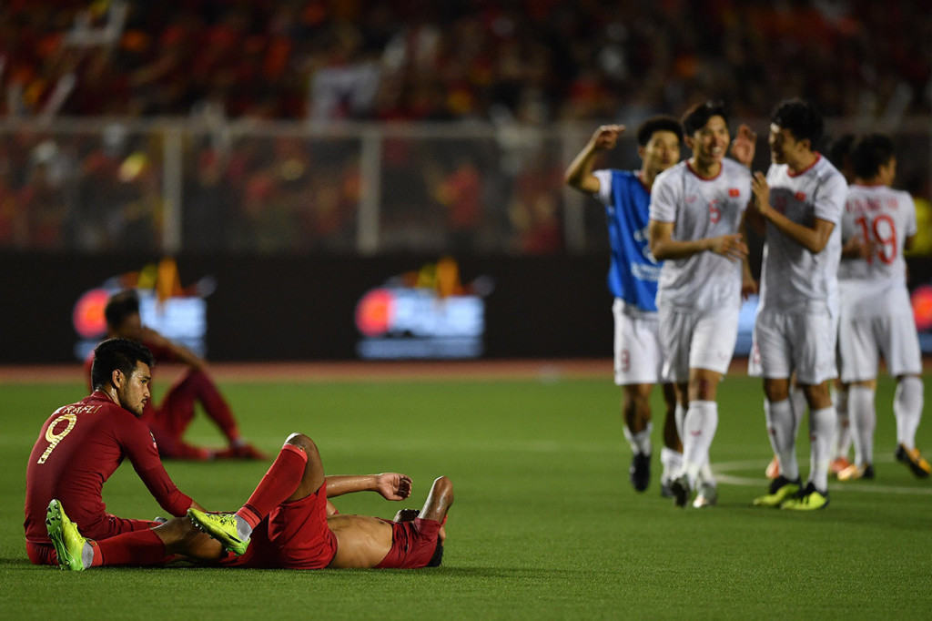 Pemain Timnas U-22 Indonesia Osvaldo Haay (kedua kiri) dan Muhammad Rafli (kiri) meluapkan kesedihan seusai kalah dari Timnas Vietnam dalam final sepak bola putra SEA Games 2019 di Stadion Rizal Memorial, Manila, Filipina.