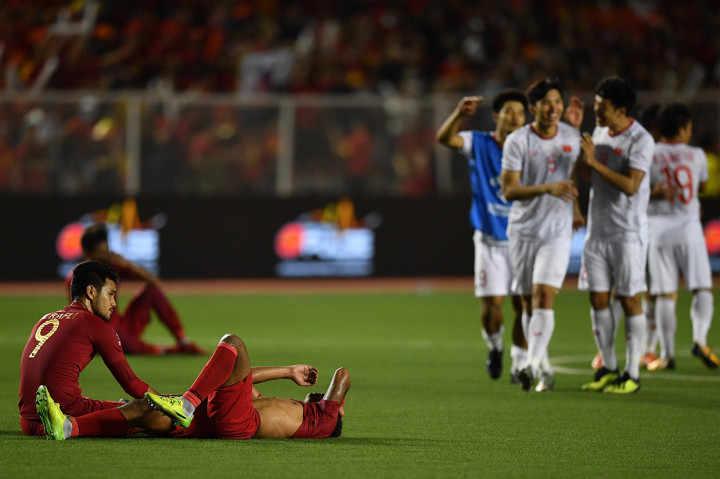 Pemain Timnas U-22 Indonesia Osvaldo Haay (kedua kiri) dan Muhammad Rafli (kiri) meluapkan kesedihan seusai kalah dari Timnas Vietnam dalam final sepak bola putra SEA Games 2019 di Stadion Rizal Memorial, Manila, Filipina.