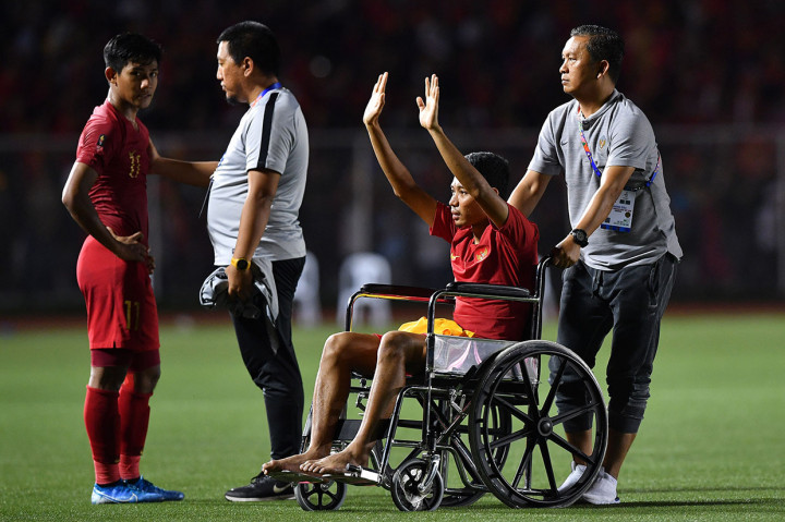 Pemain Timnas U-22 Evan Dimas menyapa suporter dengan memakai kursi roda seusai Timnas Indonesia kalah dari Vietnam dalam final sepak bola putra SEA Games 2019 di Stadion Rizal Memorial, Manila, Filipina, Selasa, 10 Desember 2019.