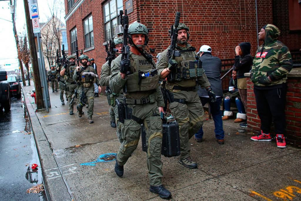 Aparat kepolisian bersenjata lengkap dikerahkan pascaaksi baku tembak yang menewaskan enam orang di Jersey City, New Jersey, Selasa, 10 Desember 2019 waktu setempat.