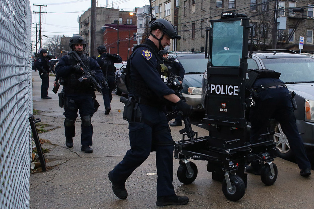 Dalam baku tembak yang berlangsung lebih dari satu jam, enam orang - seorang polisi Kota Jersey, tiga warga sipil dan dua tersangka - tewas. Tempat kejadian berada di seberang Sungai Hudson dari Manhattan, tidak jauh dari Patung Liberty.