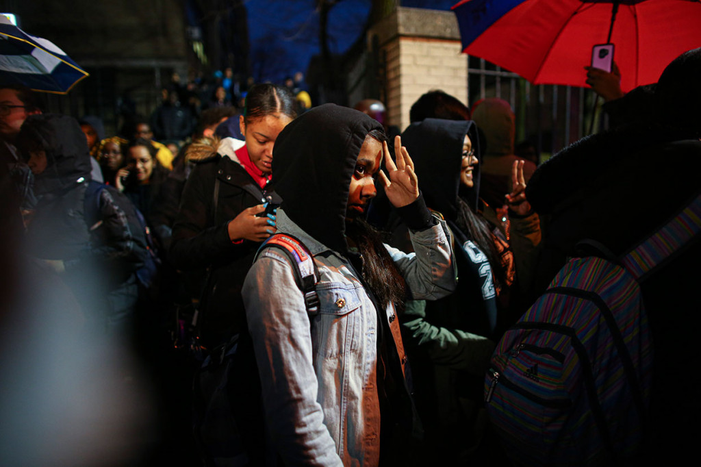 Aksi baku tembak membuat beberapa sekolah di sekitar tempat kejadian memulangkan siswa-siswanya.