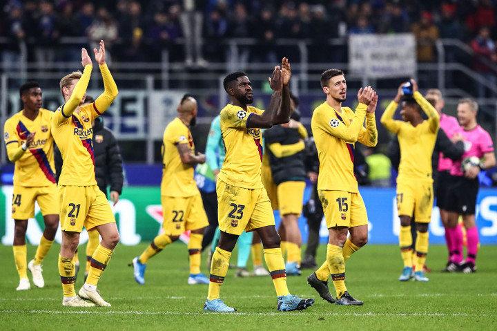 Para pemain Barcelona berselebrasi usai laga melawan Inter Milan pada laga terakhir penyisihan Grup F  Liga Champions di Giuseppe Meazza, Rabu, 11 Desember 2019 dini hari WIB. Barca menang 2-1 pada laga tersebut.