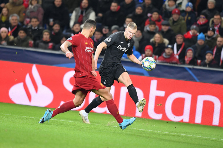 Di awal babak pertama, para pemain tuan rumah menggempur pertahanan lawan, namun belum membuahkan hasil karena dapat digagalkan para pemain Liverpool.