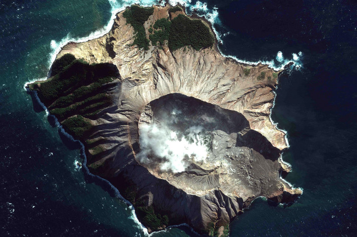 Gunung berapi di White Island, Selandia Baru tersebut meletus pada Senin, 9 Desember 2019. Sedikitnya enam orang tewas dan delapan lagi belum ditemukan dan diperkirakan tewas akibat bencana alam tersebut.