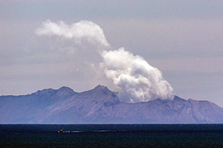 Tim SAR masih belum berani mendarat di White Island untuk mencari delapan korban yang belum ditemukan, karena kondisi gunung berapi masih sangat berbahaya.