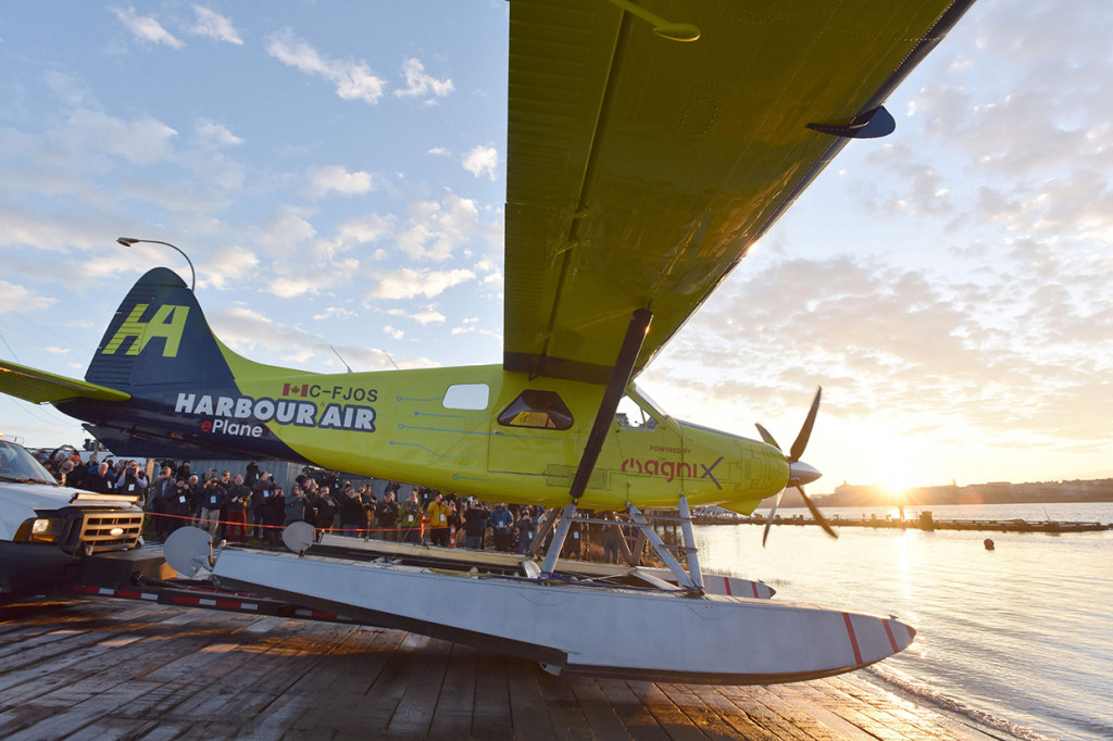 Pesawat listrik komersial DHC-2 de Havilland Beaver melakukan uji coba penerbangan perdana di Sungai Fraser, Vancouver, Kanada, 10 Desember 2019. 