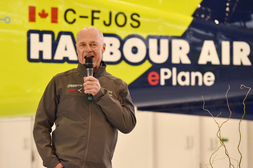 Pesawat listrik yang merupakan pesawat model DHC-2 de Haviland Beaver berusia 62 tahun yang dimodifikasi dengan mesin listrik dipiloti oleh Greg McDougall, pendiri dan eksekutif kepala Harbour Air.