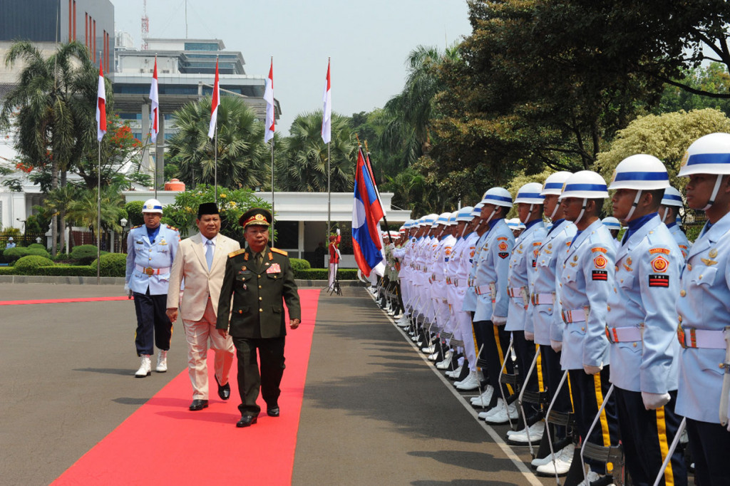 Menhan Prabowo Subianto bersama Menhan Republik Laos Jenderal Chansamone Chanyalath melakukan pemeriksaan pasukan di Kementerian Pertahanan RI, Jakarta, Rabu, 11 Desember 2019.