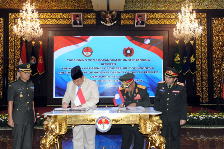 Dalam kunjungan tersebut, Prabowo dan Menhan Laos melakukan penandatanganan kerjasama pertahanan antarkedua negara. 