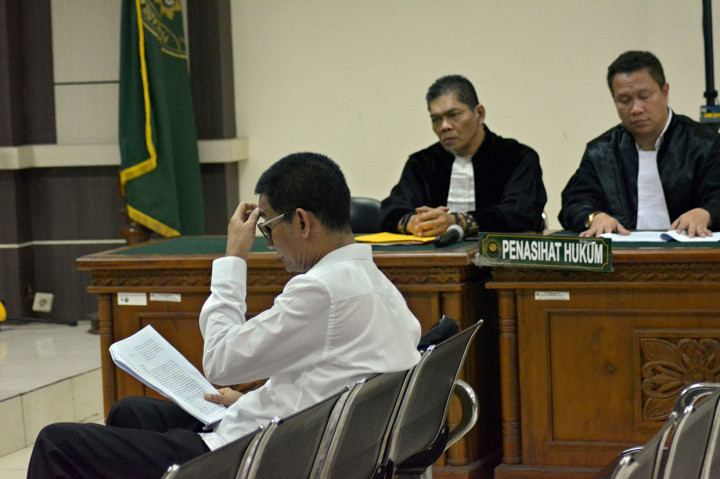 M Tamzil yang belum genap satu tahun menjabat sebagai orang nomor satu di Kabupaten Kudus didakwa menerima suap sebesar Rp750 juta terkait pengisian jabatan, dan menerima gratifikasi sebesar Rp2,5 miliar. Gratifikasi tersebut diterima terdakwa selama periode September 2018 hingga Juli 2019.  