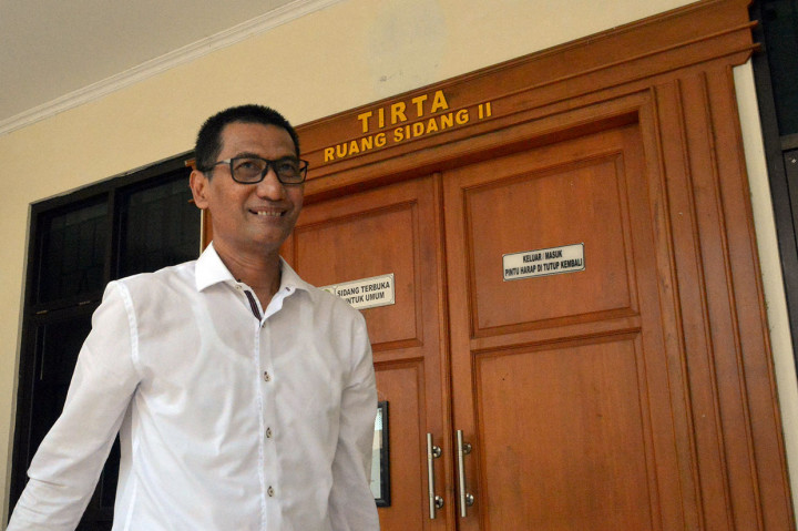 Atas perbuatannya, terdakwa dijerat dengan Pasal 12B Undang-undang Nomor 31 tahun 1999 yang telah diubah dengan Undang-undang Nomor 20 tahun 2001 tentang Pemberantasan Tindak Pidana Korupsi.  