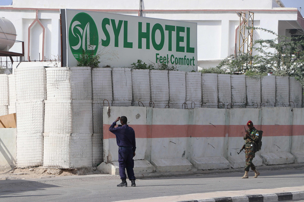 Serangan itu terjadi di SYL hotel, sebuah hotel di Mogadishu yang populer bagi kalangan politisi, perwira militer dan diplomat.