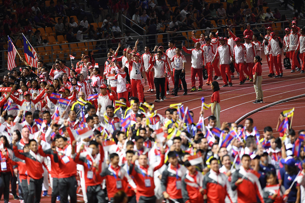 Kontingen Indonesia berparade bersama kontingen 10 negara lainnya dalam upacara penutupan SEA Games ke-30 di Stadion Atletik New Clark, Filipina.