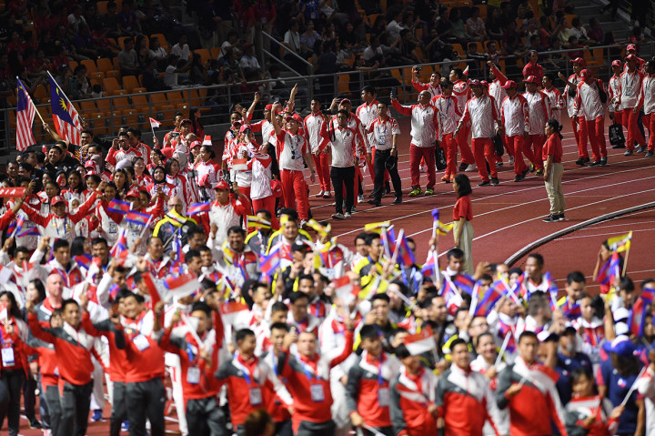 Kontingen Indonesia berparade bersama kontingen 10 negara lainnya dalam upacara penutupan SEA Games ke-30 di Stadion Atletik New Clark, Filipina.