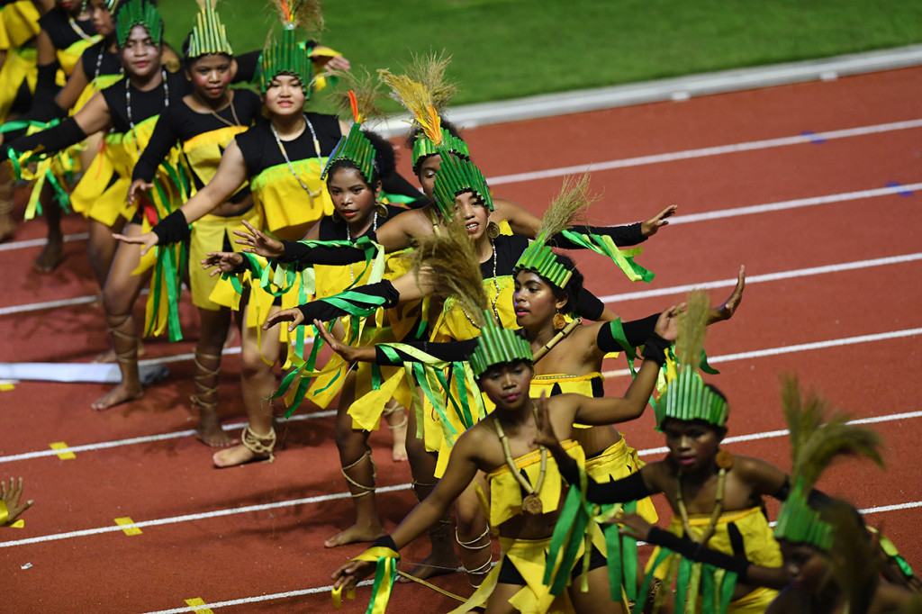 Sejumlah seniman membawakan tari khas warga Filipina dalam upacara penutupan SEA Games ke-30 di Stadion Atletik New Clark, Filipina.

