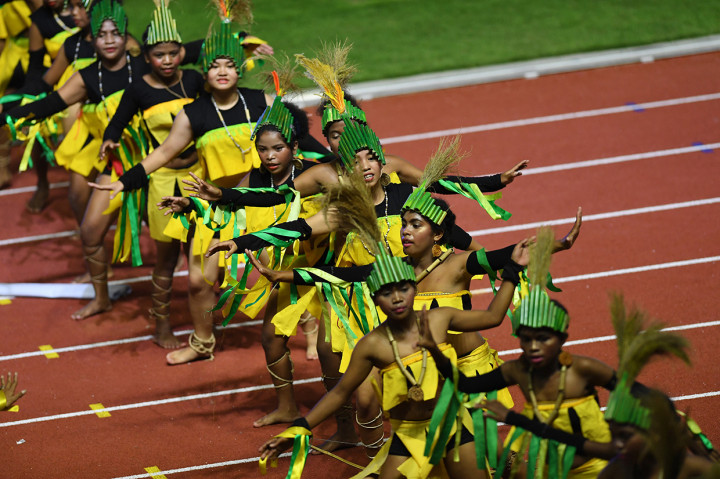 Sejumlah seniman membawakan tari khas warga Filipina dalam upacara penutupan SEA Games ke-30 di Stadion Atletik New Clark, Filipina.
