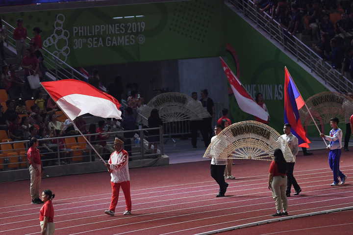Kontingen Indonesia mengibarkan Bendera Merah Putih dalam parade penutupan SEA Games ke-30 di Stadion Atletik New Clark, Filipina.