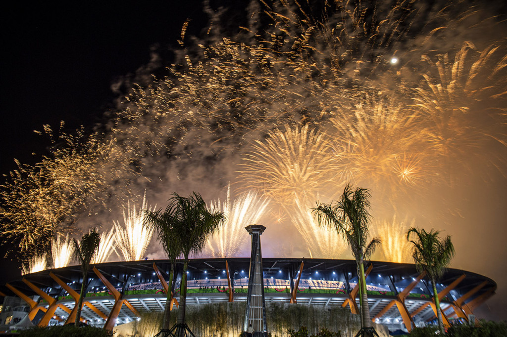 Suasana pesta kembang api saat penutupan SEA Games 2019 di Stadion Atletik New Clark City, Tarlac, Filipina.
