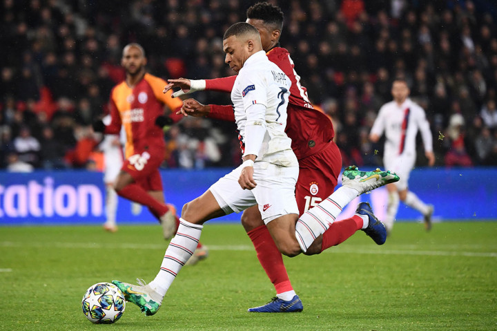 Bermain di kandang sendiri, Paris des Princes, PSG menguasai jalannya pertandingan sejak awal laga. Beberapa peluang tercipta lewat barisan depan pemain tuan rumah.