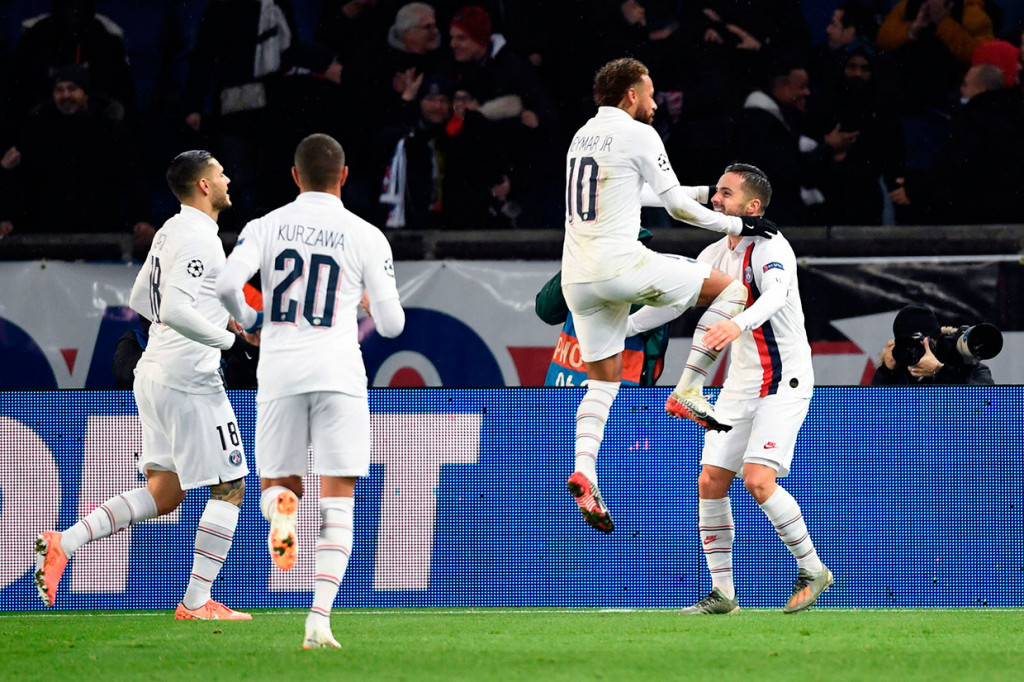 Tiga menit berselang tuan rumah menggandakan keunggulan lewat Pablo Sarabia. Skor 2-0 bertahan hingga jeda.