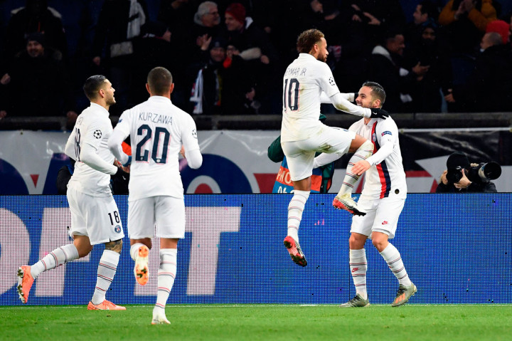 Tiga menit berselang tuan rumah menggandakan keunggulan lewat Pablo Sarabia. Skor 2-0 bertahan hingga jeda.