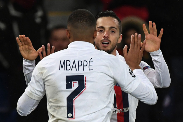 Tiga menit berselang tuan rumah menggandakan keunggulan lewat Pablo Sarabia. Skor 2-0 bertahan hingga jeda.