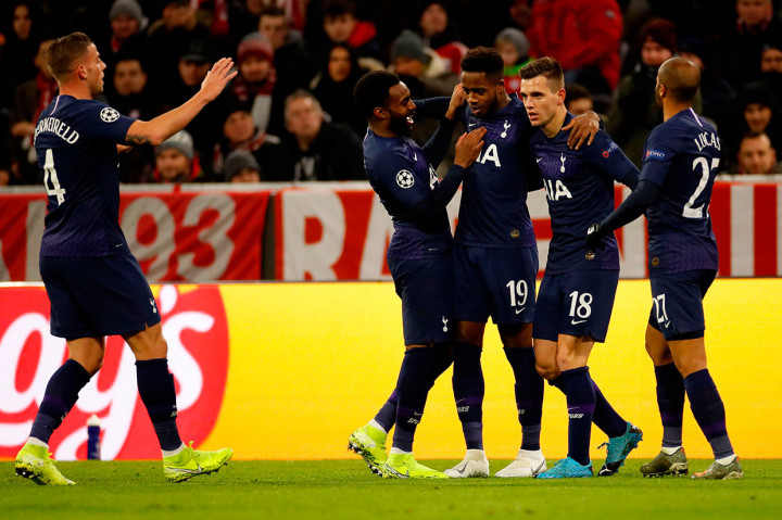 Ryan Sessegnon melakukan selebrasi bersama rekan-rekan setimnya.