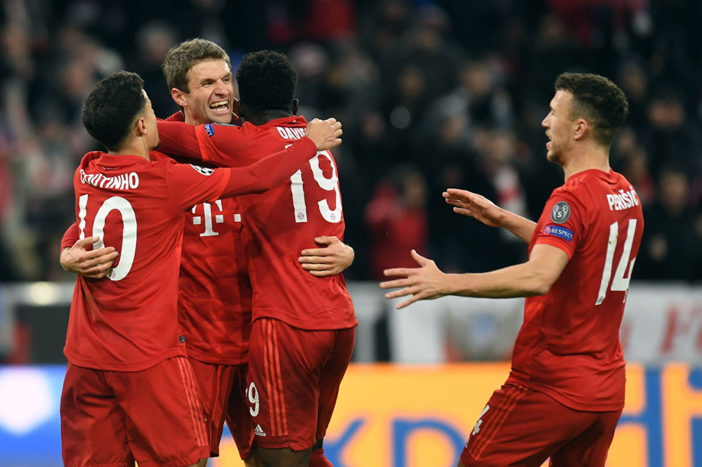 Di akhir babak pertama Muenchen kembali unggul lewat sontekan Thomas Mueller. Mueller menyambar bola tembakan Davies yang membentur tiang gawang untuk membawa timnya unggul 2-1.