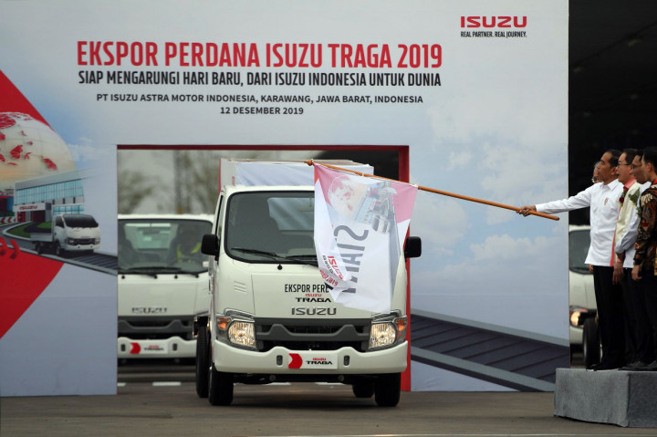 Presiden Joko Widodo melepas ekspor perdana Isuzu Traga di Karawang Timur, Jawa Barat, Kamis, 12 Desember 2019. 