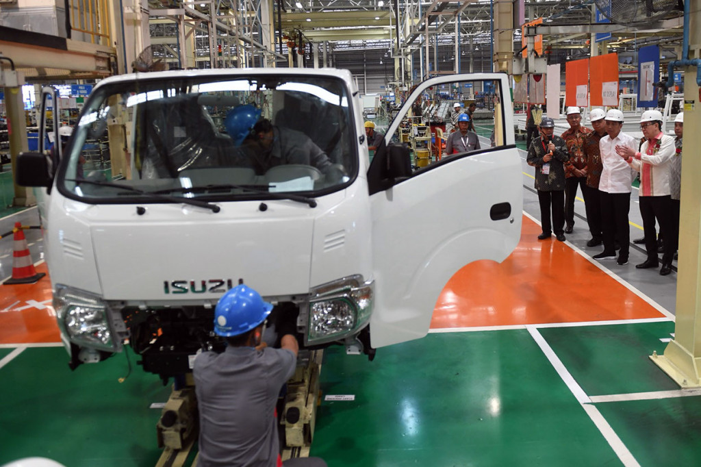Presiden Jokowi meninjau proses perakitan Isuzu Traga sebelum diekspor di Karawang Timur, Jawa Barat.