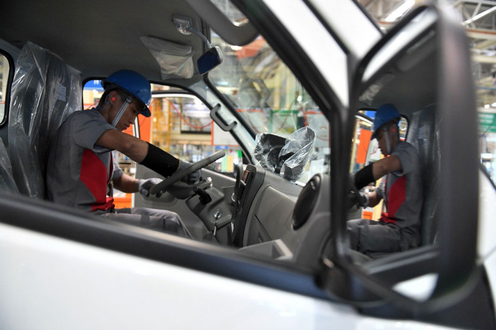 Mobil niaga Isuzu Traga bertransmisi manual 5-percepatan dan diklaim punya kandungan lokal tinggi, yaitu mencapai 57,70%.