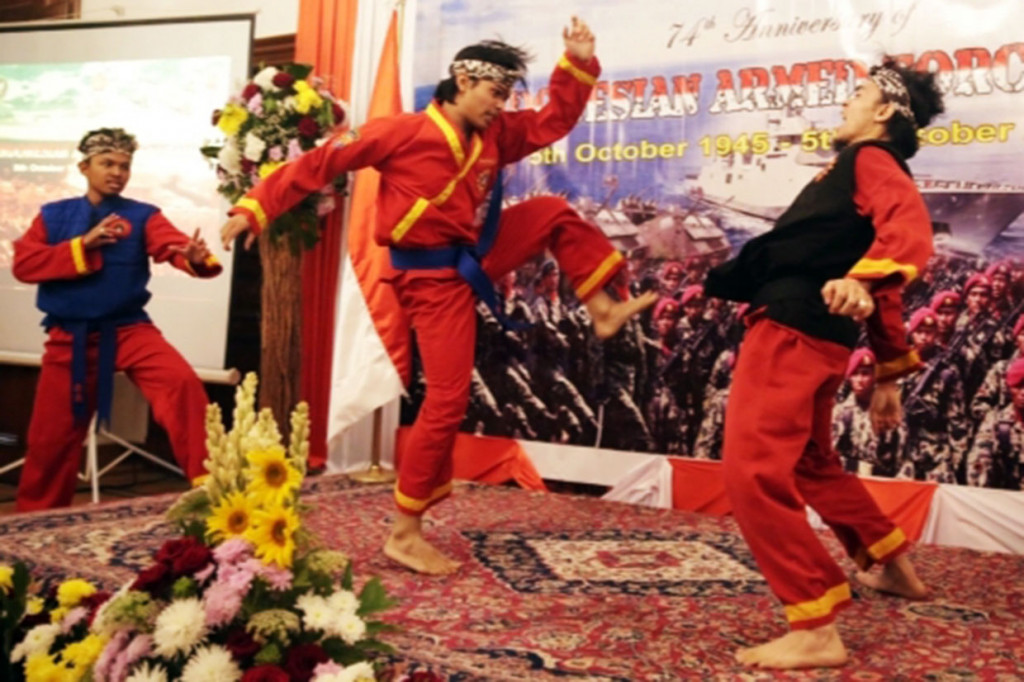 Ada yang unik dan berbeda pada perhelatan Resepsi Diplomatik kali ini yaitu dengan tampilnya atraksi bela diri khas Indonesia yaitu Pencak Silat yang dimainkan oleh mahasiswa dan warga Mesir. Mereka merupakan pesilat dari perguruan Tapak Suci dan Telaga Biru cabang Mesir. 