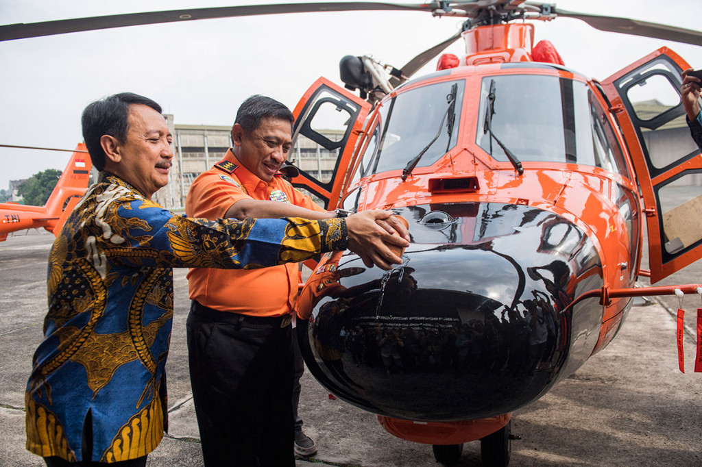 Direktur Utama PT Dirgantara Indonesia (Persero) (PTDI) Elfien Goentoro (kiri) bersama Kepala Badan Nasional Pencarian dan Pertolongan (Basarnas) Marsekal Madya TNI Bagus Puruhito menahbiskan Helikopter Medium Intermediate AS365 N3+ Dauphin secara simbolis di Hanggar Rotary Wing PTDI di Bandung, Jawa Barat, Kamis, 12 Desember 2019.