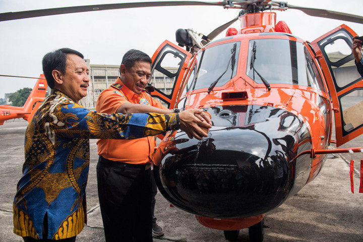 Direktur Utama PT Dirgantara Indonesia (Persero) (PTDI) Elfien Goentoro (kiri) bersama Kepala Badan Nasional Pencarian dan Pertolongan (Basarnas) Marsekal Madya TNI Bagus Puruhito menahbiskan Helikopter Medium Intermediate AS365 N3+ Dauphin secara simbolis di Hanggar Rotary Wing PTDI di Bandung, Jawa Barat, Kamis, 12 Desember 2019.