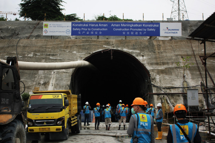 Proyek pembangunan PLTA Waduk Jatigede di Kabupaten Sumedang, Jawa Barat, sudah mencapai 73,18 persen dengan berhasilnya penggalian saluran air di Headrace Tunnel sepanjang 2.218,73 meter.