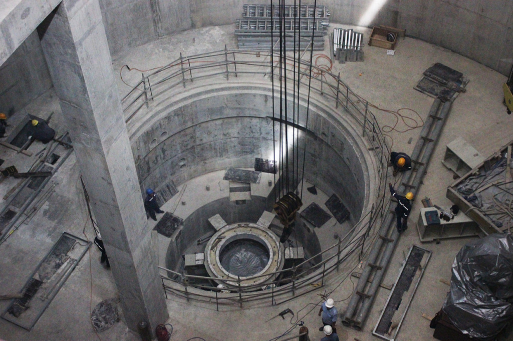 Lewat terowongan ini, air tampungan Waduk Jatigede mengalir menuju penstock dan seterusnya memutar turbin pembangkit listrik. 