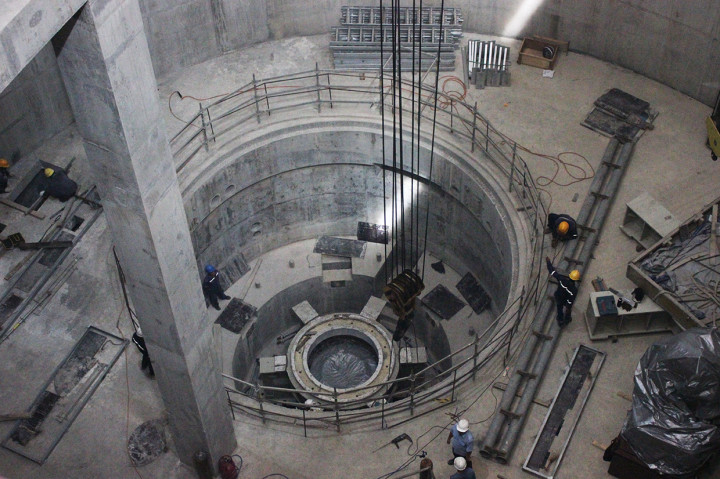 Lewat terowongan ini, air tampungan Waduk Jatigede mengalir menuju penstock dan seterusnya memutar turbin pembangkit listrik. 