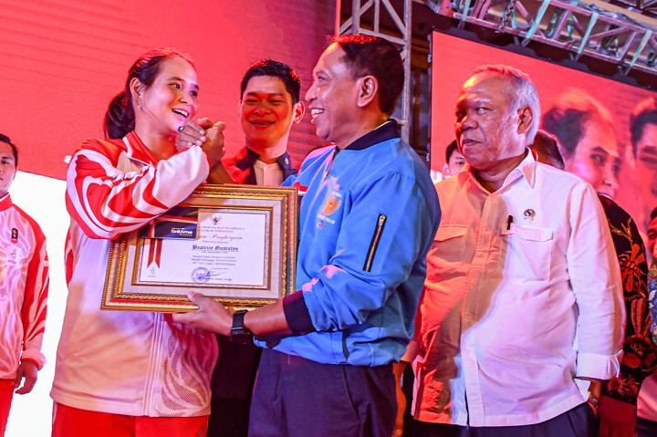 Menteri Pemuda dan Olahraga Zainudin Amali (ketiga kiri) didampingi Menteri PUPR yang juga Ketua Umum PODSI Basuki Hadimuljono (kanan) dan Ketua NOC Raja Sapta Oktohari (kedua kiri) memberikan bonus prestasi kepada atlet tenis lapangan Beatrice Gumulya pada acara Penyerahan Bonus Atlet Peraih Medali Sea Games 2019 Filipina di Jakarta, Kamis, 12 Desember 2019.