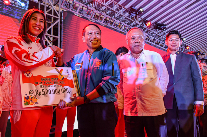 Pemerintah menaikkan nilai bonus atlet peraih medali yang berlaga di SEA Games 2019 hingga lebih dari dua kali lipat dari rencana sebelumnya. Untuk medali emas kategori perorangan mendapatkan bonus 500 juta rupiah, ganda 400 juta rupiah dan beregu 350 juta rupiah.