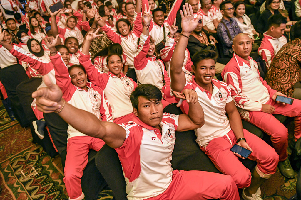 Namun, berdasarkan arahan Presiden, nilai bonus yang diberikan lebih dari dua kali lipat. Emas perorangan Rp500 juta, perak Rp300 juta, dan perunggu Rp150. Emas ganda Rp400 juta, perak Rp240 juta, dan perunggu Rp120 juta. Sementara emas beregu Rp350 juta/orang, perak Rp210 juta/orang, dan perunggu Rp105 juta/orang.