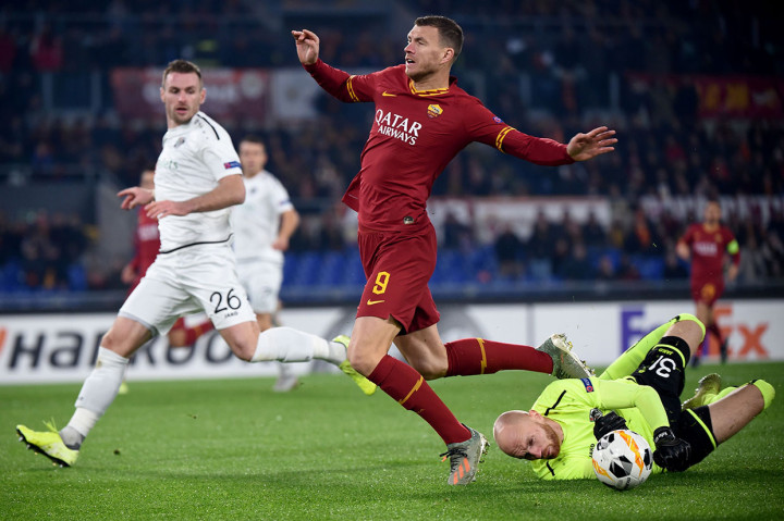 AS Roma memulai pertandingan dengan baik. Saat laga baru berjalan lima menit tuan rumah mendapat hadiah penalti setelah Edin Dzeko dilanggar kiper Wolfsberger, Alexander Kofler.